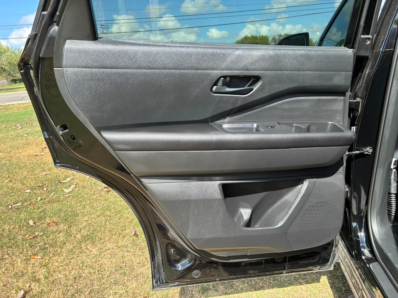 Nissan Pathfinder SV 2025