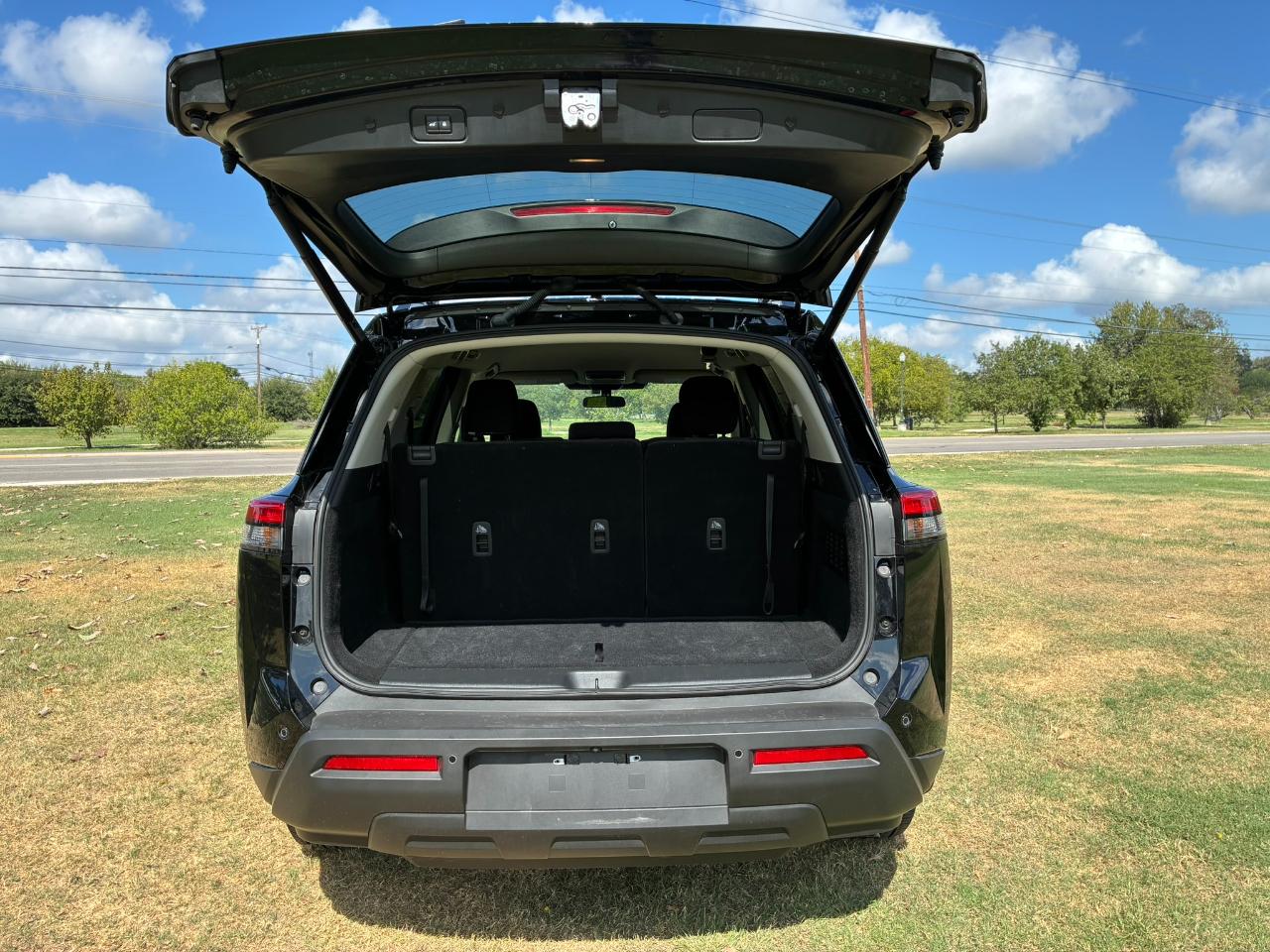 Nissan Pathfinder SV 2025