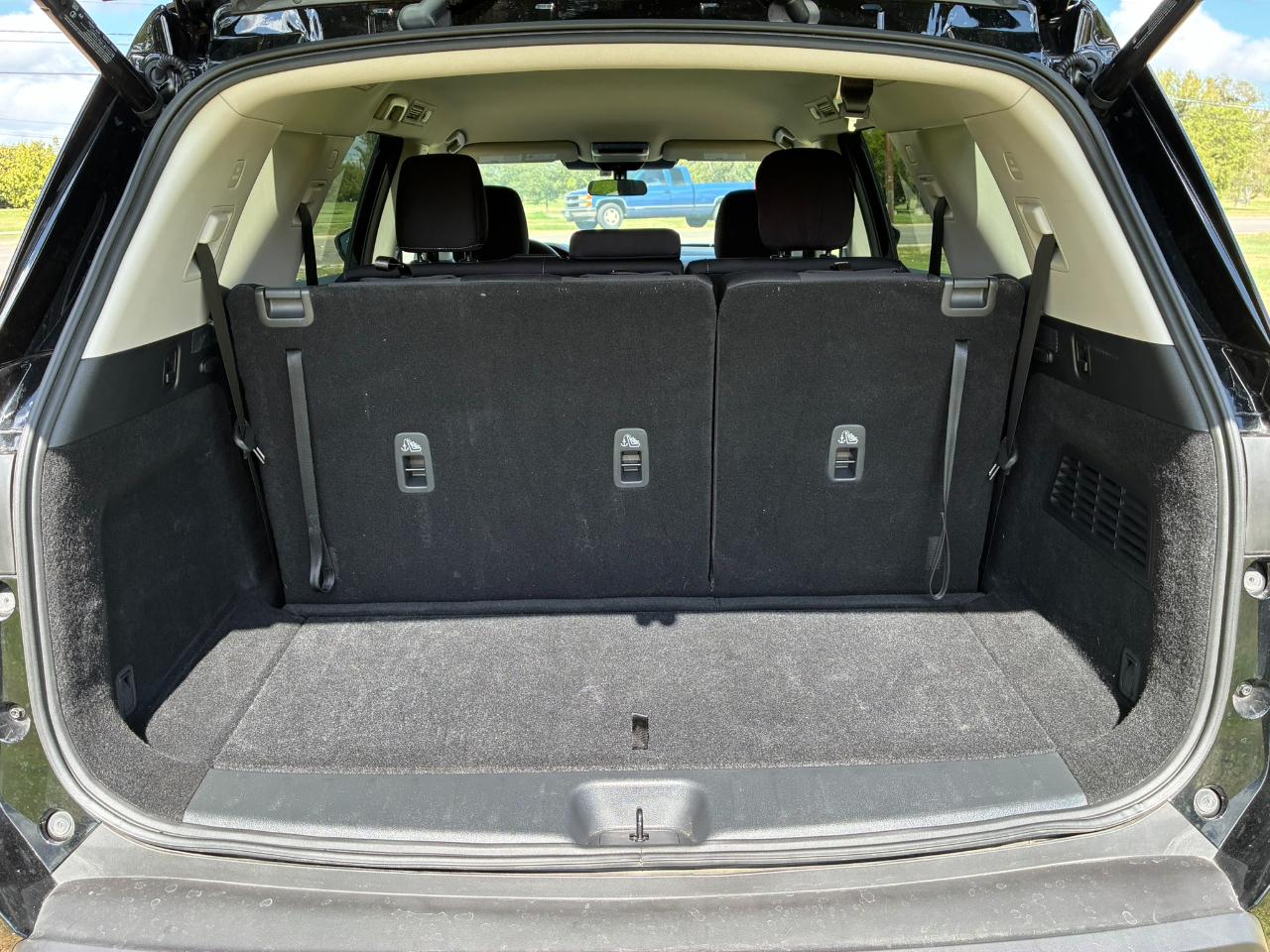 Nissan Pathfinder SV 2025