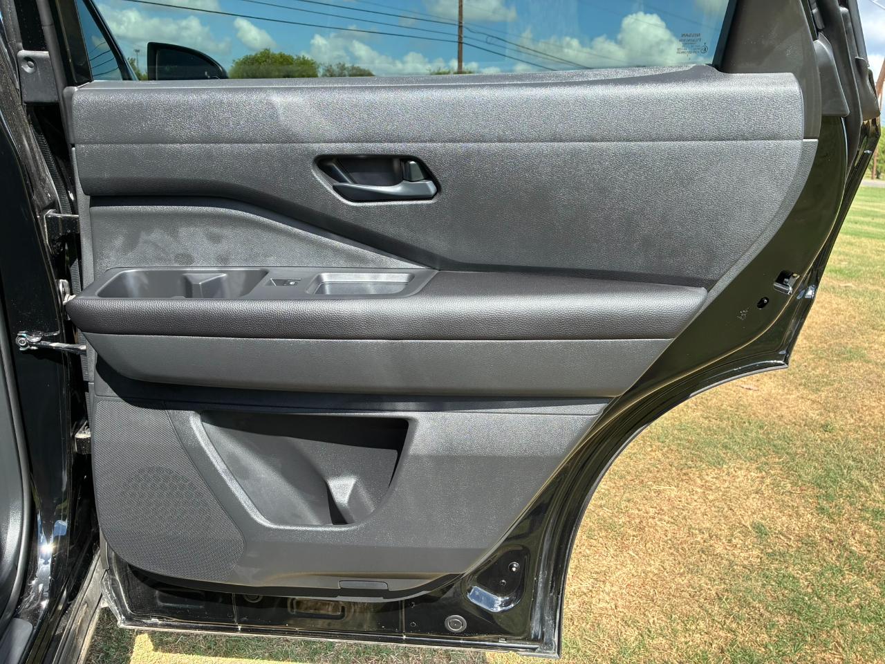 Nissan Pathfinder SV 2025