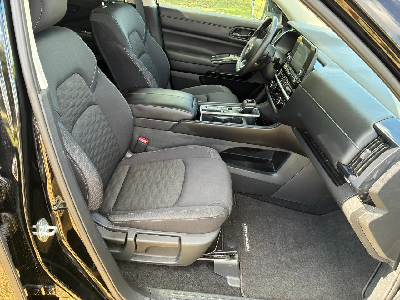 Nissan Pathfinder SV 2025