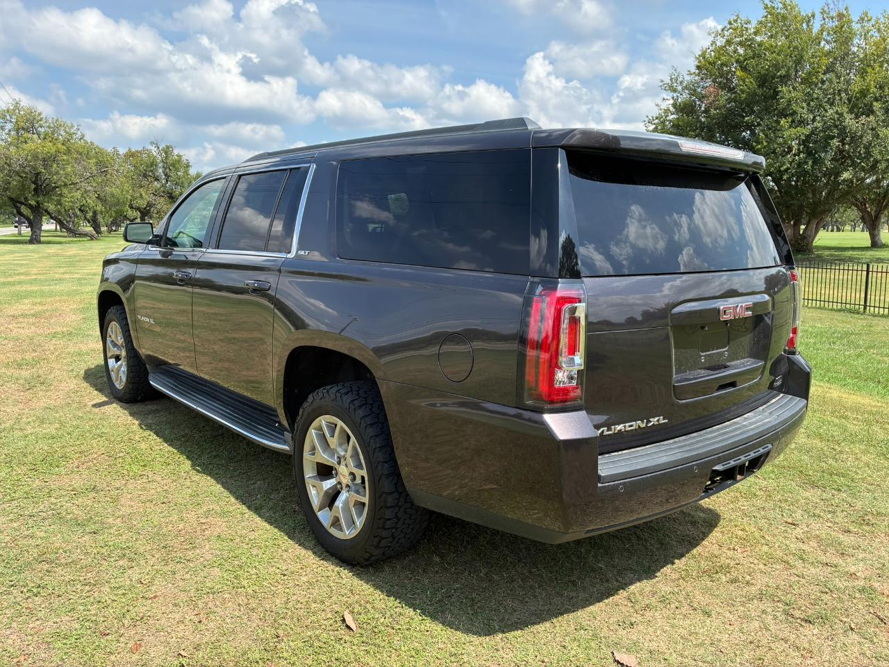 GMC Yukon XL SLT 1/2 Ton 2WD 2015