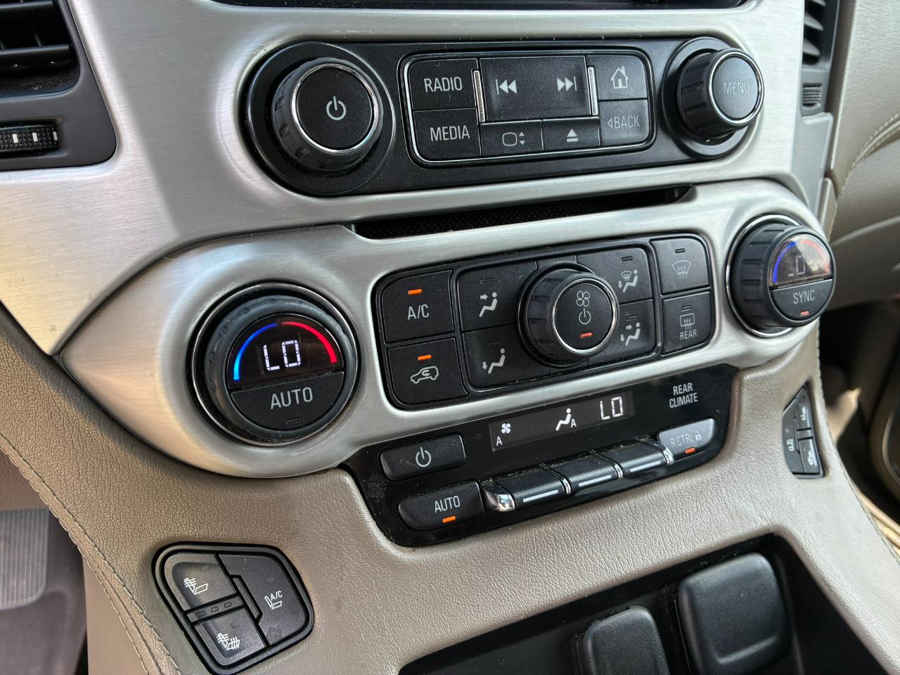 GMC Yukon XL SLT 1/2 Ton 2WD 2015