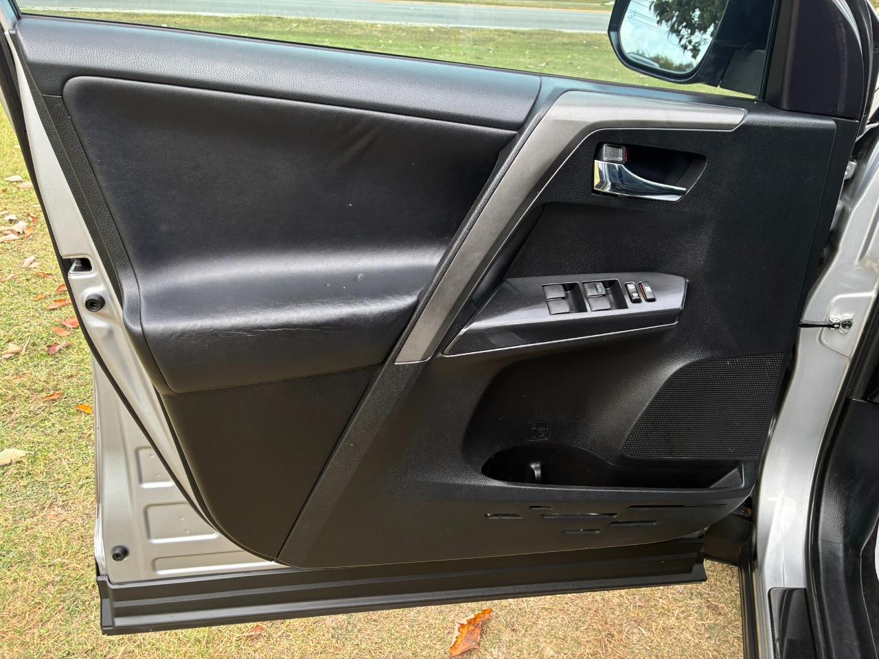 Toyota RAV4 SE FWD 2016