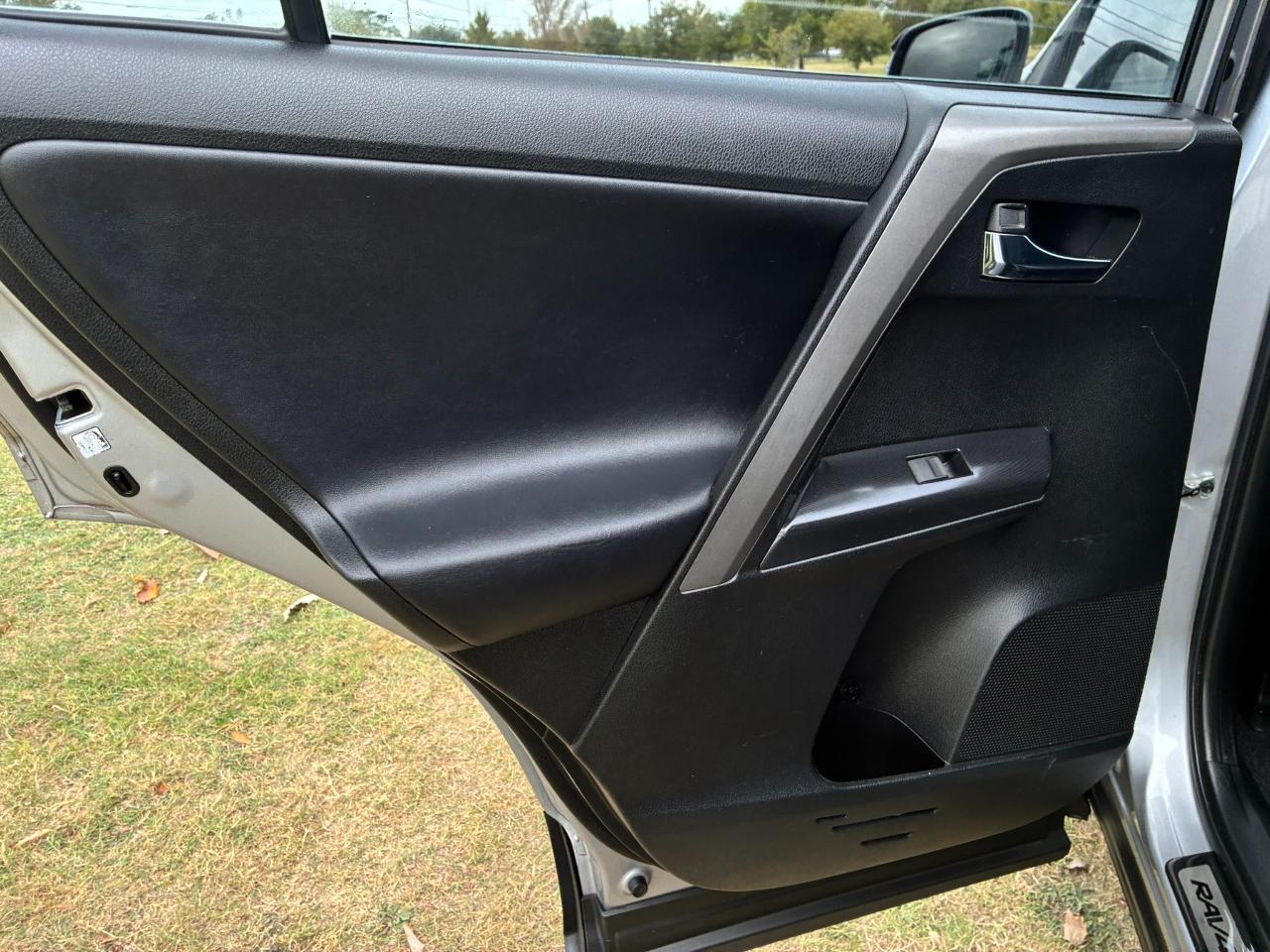 Toyota RAV4 SE FWD 2016