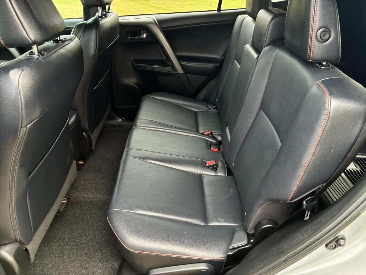 Toyota RAV4 SE FWD 2016