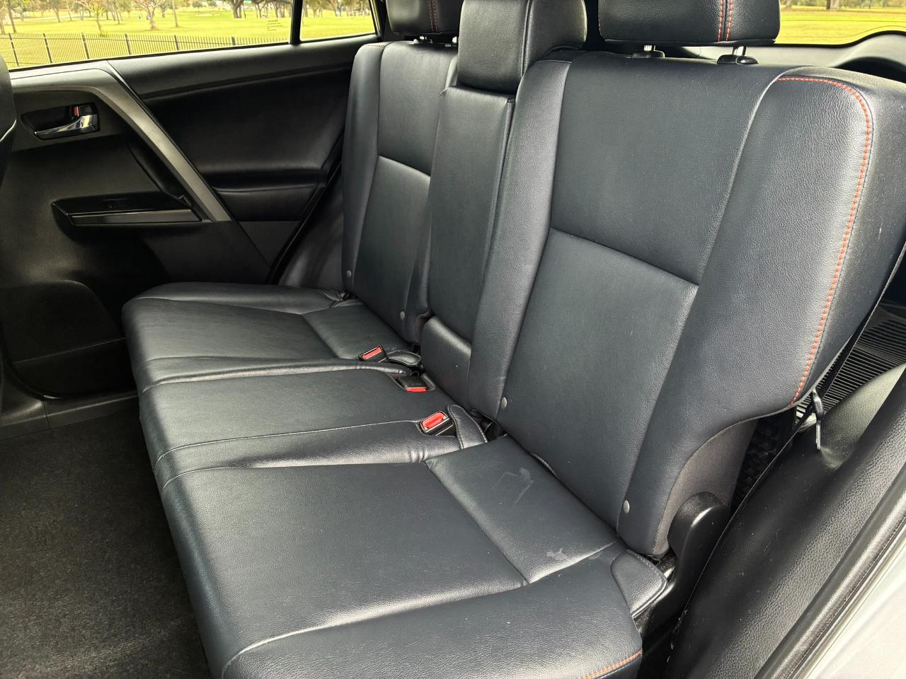 Toyota RAV4 SE FWD 2016