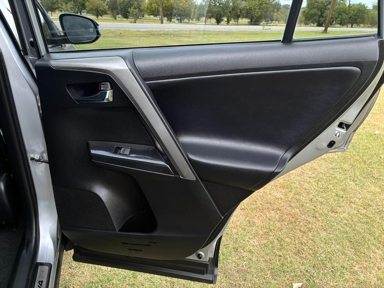 Toyota RAV4 SE FWD 2016