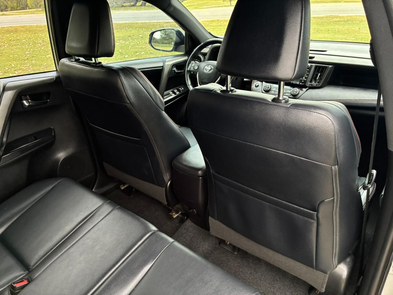 Toyota RAV4 SE FWD 2016