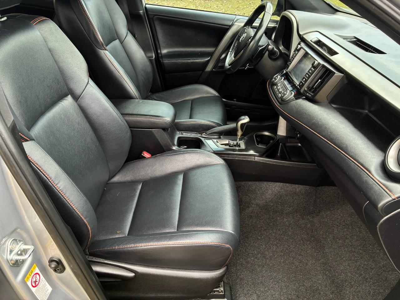 Toyota RAV4 SE FWD 2016
