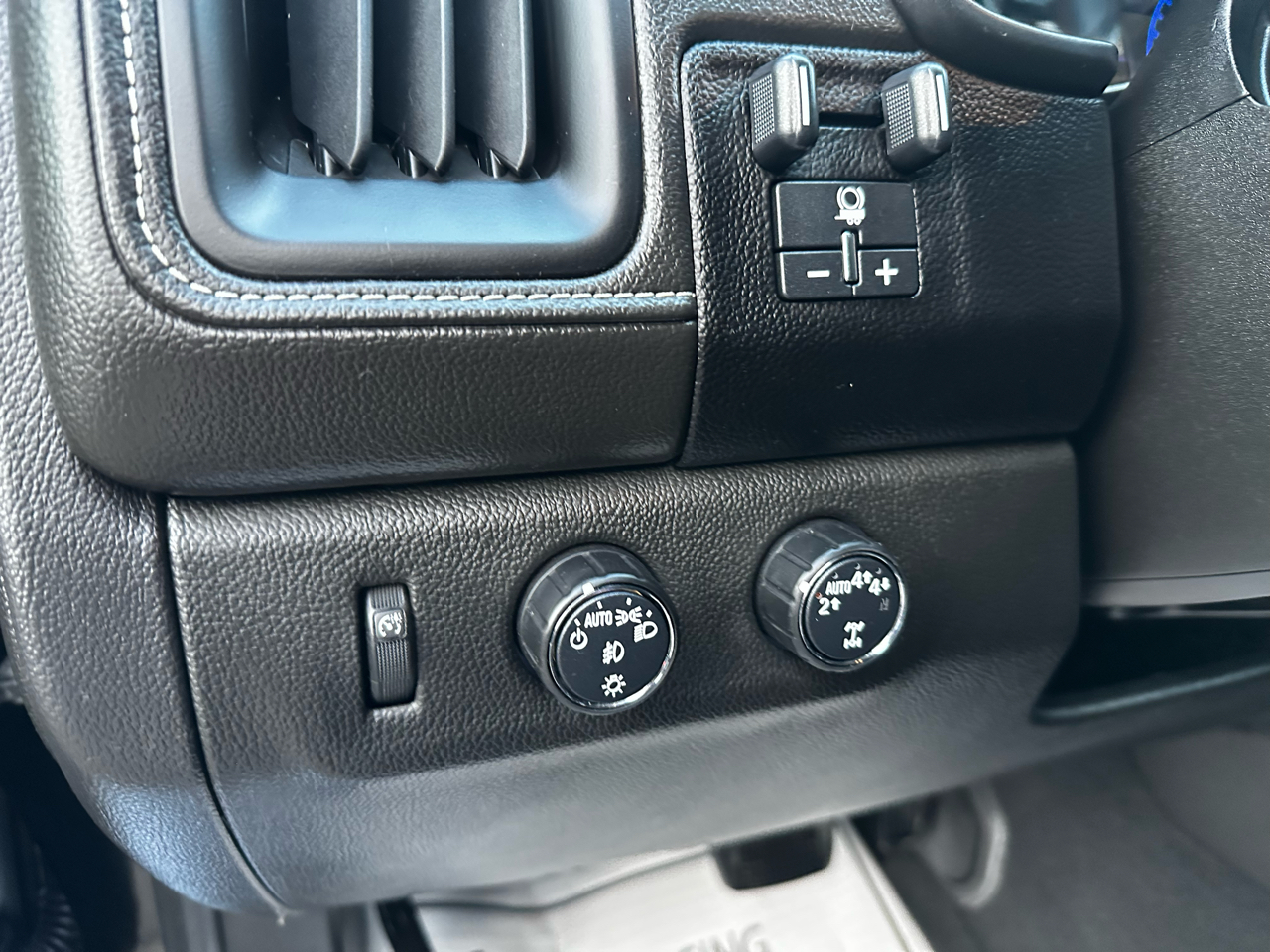 GMC Canyon Denali Crew Cab Long Box 4WD 2022