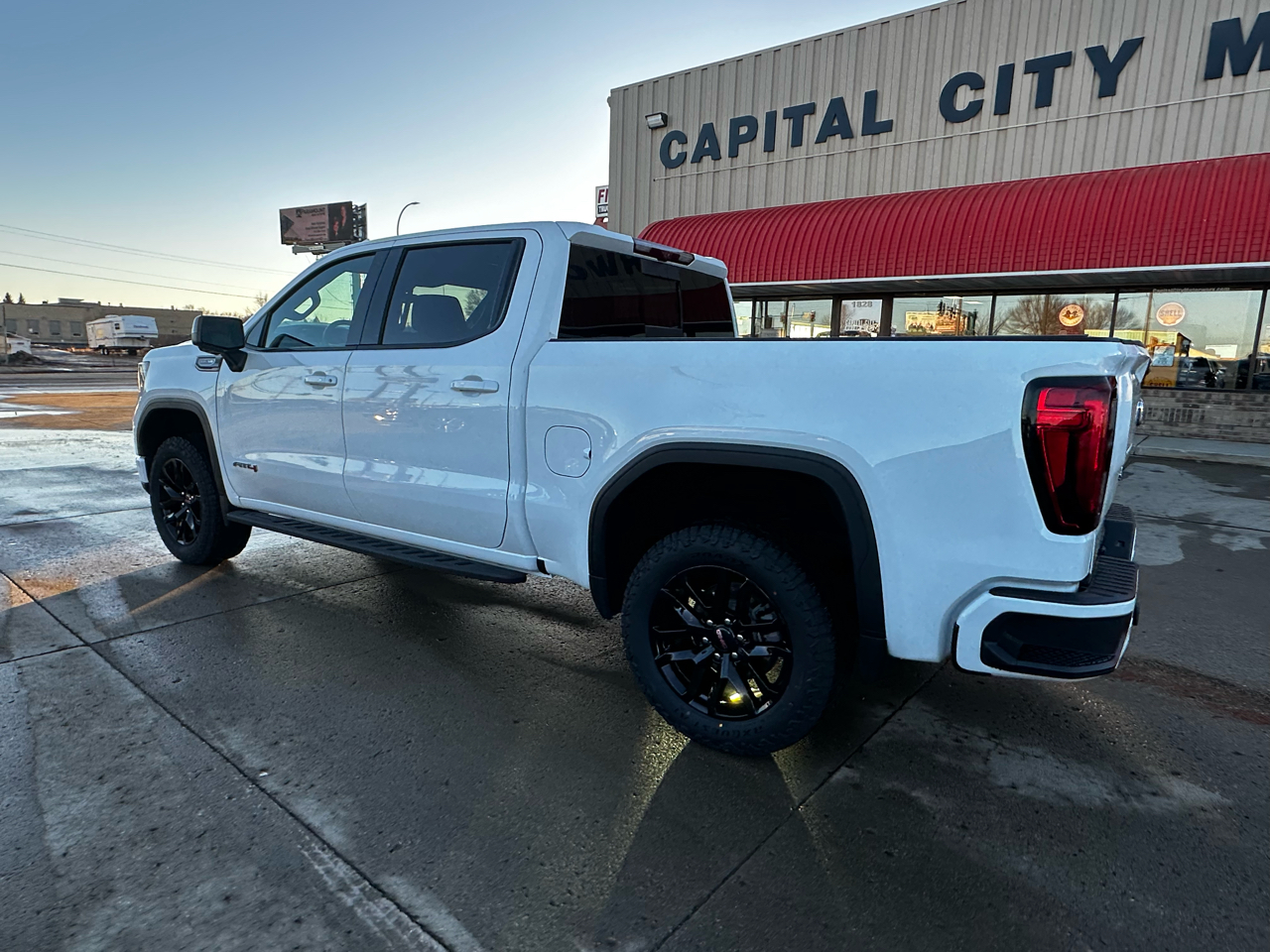 GMC Sierra 1500 AT4 Crew Cab 4WD 2023