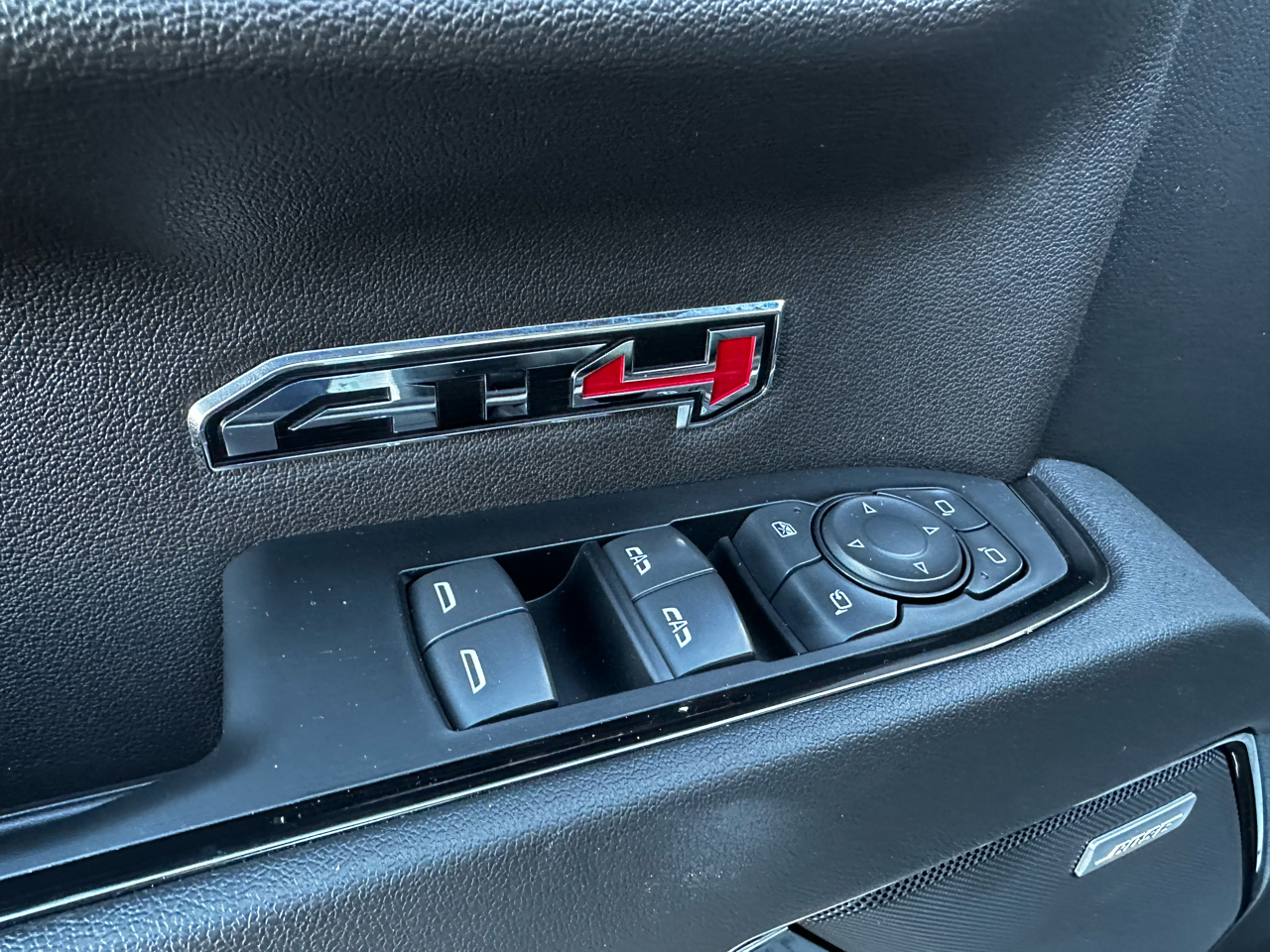 GMC Sierra 1500 AT4 Crew Cab 4WD 2023