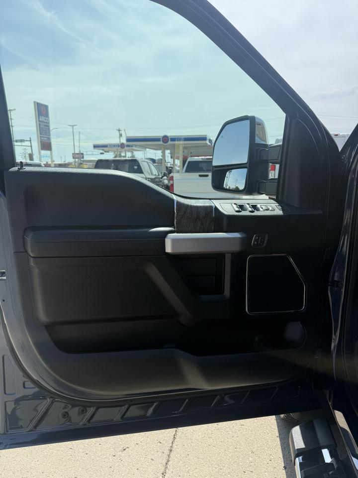 Ford F-250 SD Lariat Crew Cab Short Bed 4WD 2017