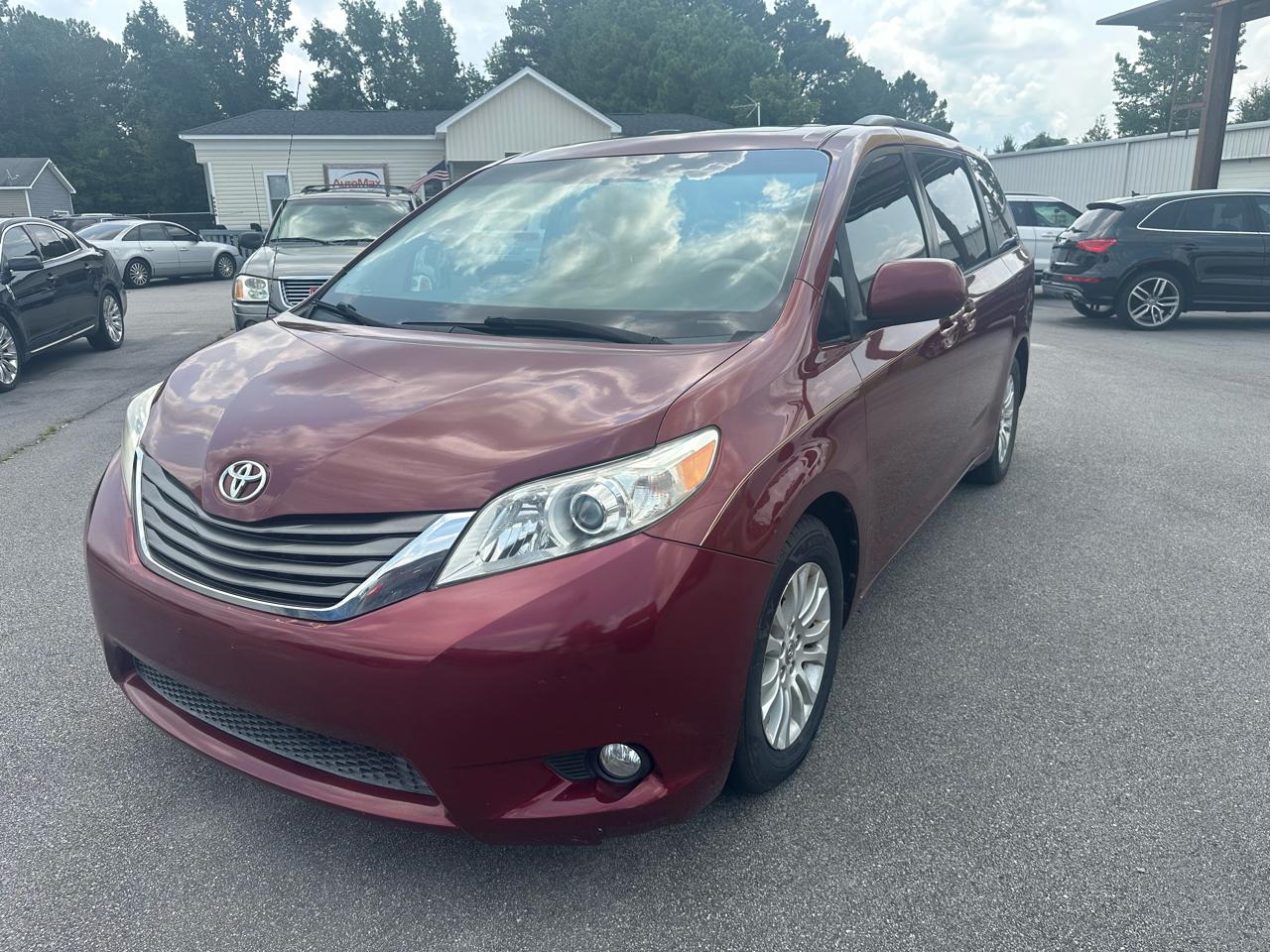 Toyota Sienna XLE FWD 8-Passenger V6 2013