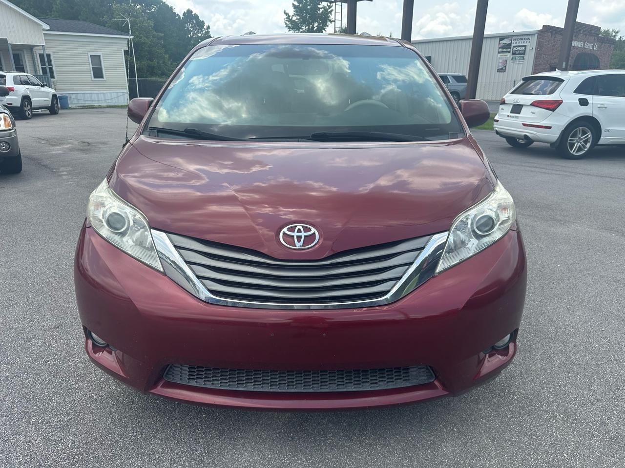 Toyota Sienna XLE FWD 8-Passenger V6 2013
