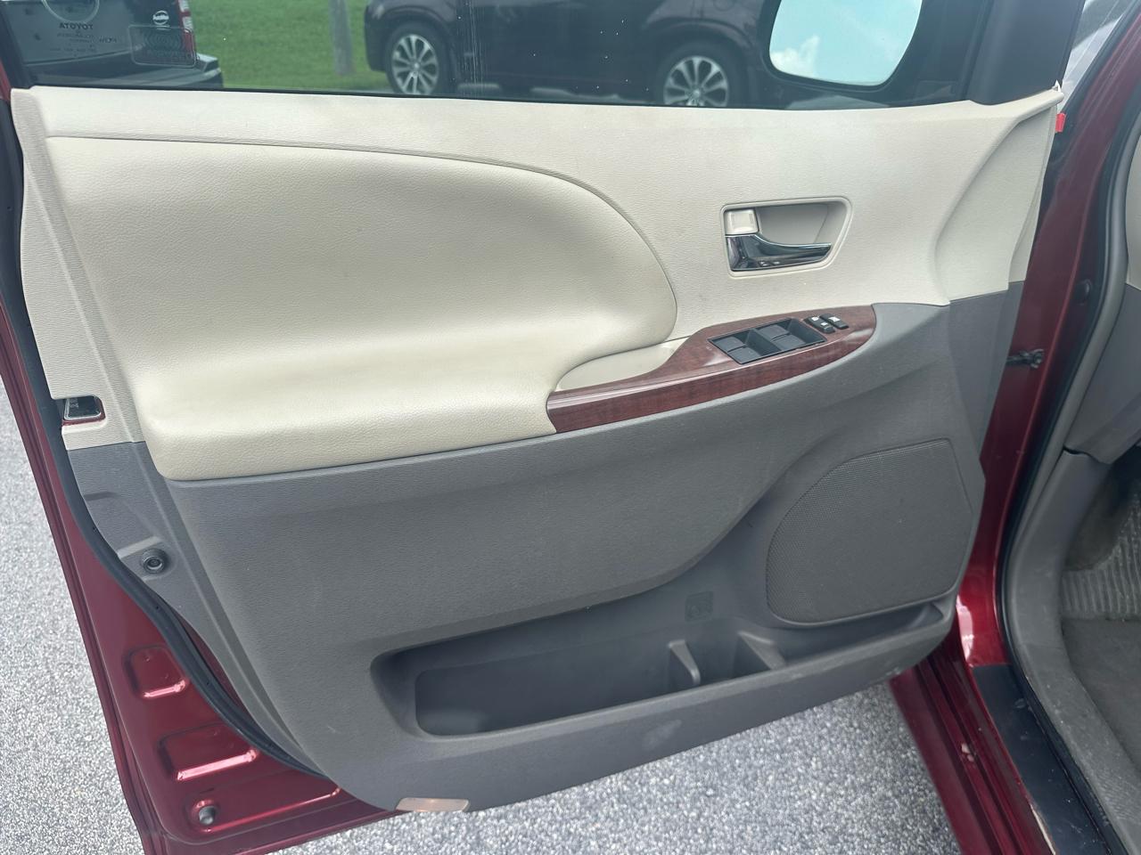 Toyota Sienna XLE FWD 8-Passenger V6 2013