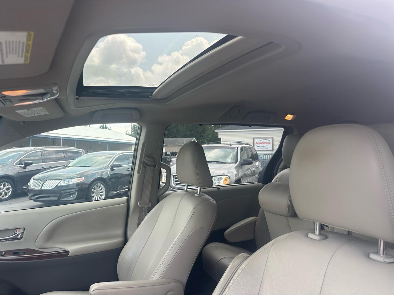 Toyota Sienna XLE FWD 8-Passenger V6 2013
