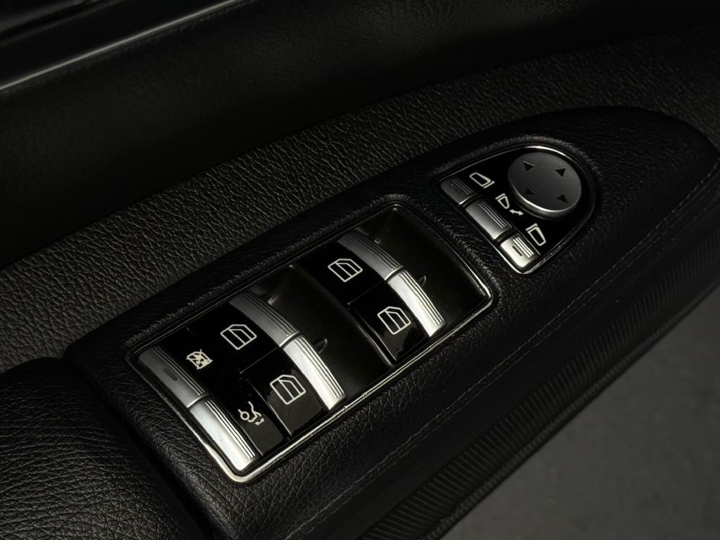 Mercedes-Benz S-Class S550 2012