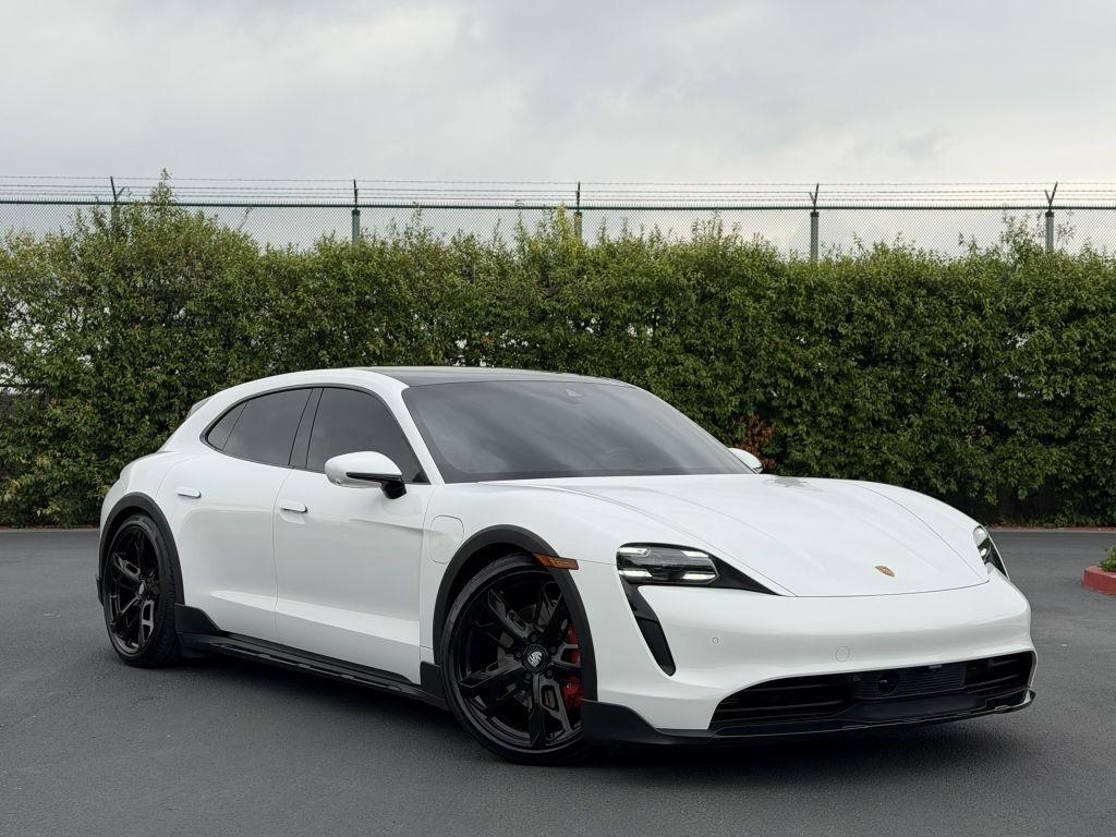 2022 Porsche Taycan 4S Cross Turismo's photo