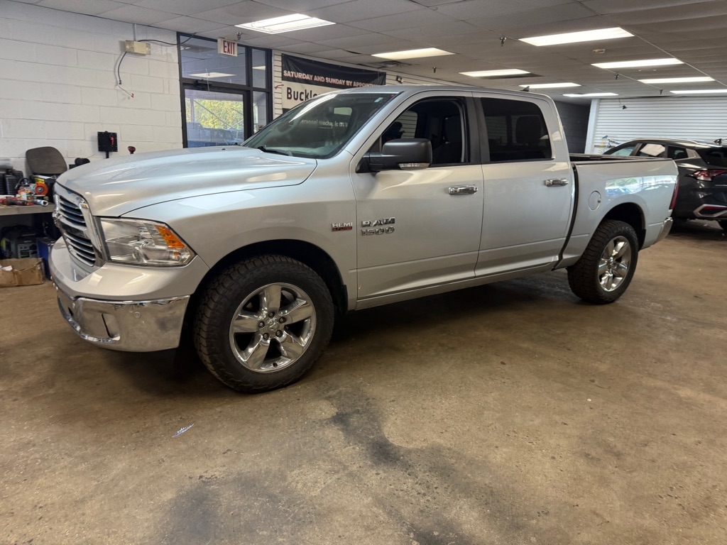 RAM 1500 SLT Crew Cab SWB 4WD 2017 RAM 1500 SLT Crew Cab SWB 4WD 2017