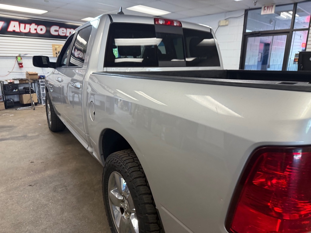 RAM 1500 SLT Crew Cab SWB 4WD 2017 RAM 1500 SLT Crew Cab SWB 4WD 2017