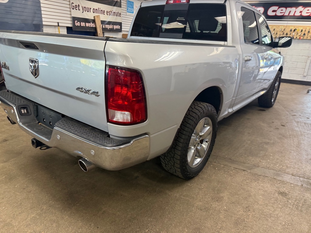 RAM 1500 SLT Crew Cab SWB 4WD 2017 RAM 1500 SLT Crew Cab SWB 4WD 2017