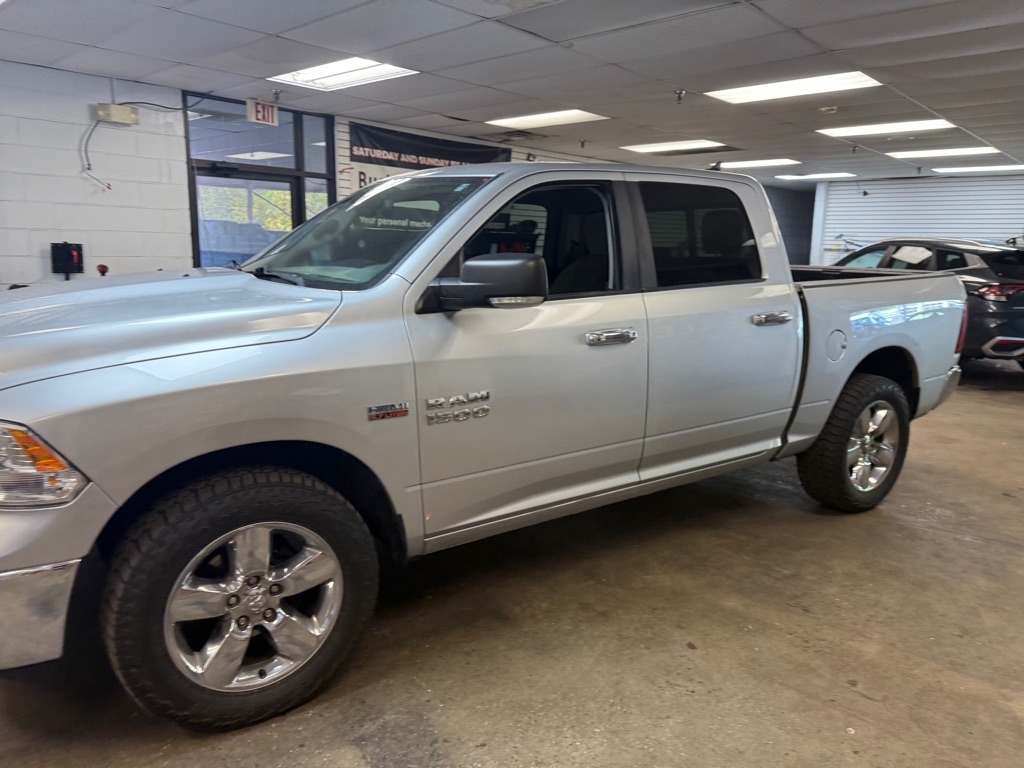 RAM 1500 SLT Crew Cab SWB 4WD 2017 RAM 1500 SLT Crew Cab SWB 4WD 2017