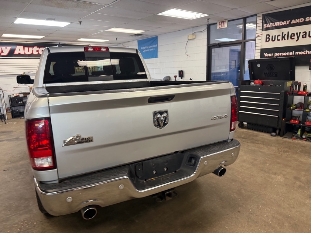 RAM 1500 SLT Crew Cab SWB 4WD 2017 RAM 1500 SLT Crew Cab SWB 4WD 2017