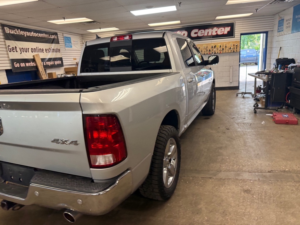 RAM 1500 SLT Crew Cab SWB 4WD 2017 RAM 1500 SLT Crew Cab SWB 4WD 2017