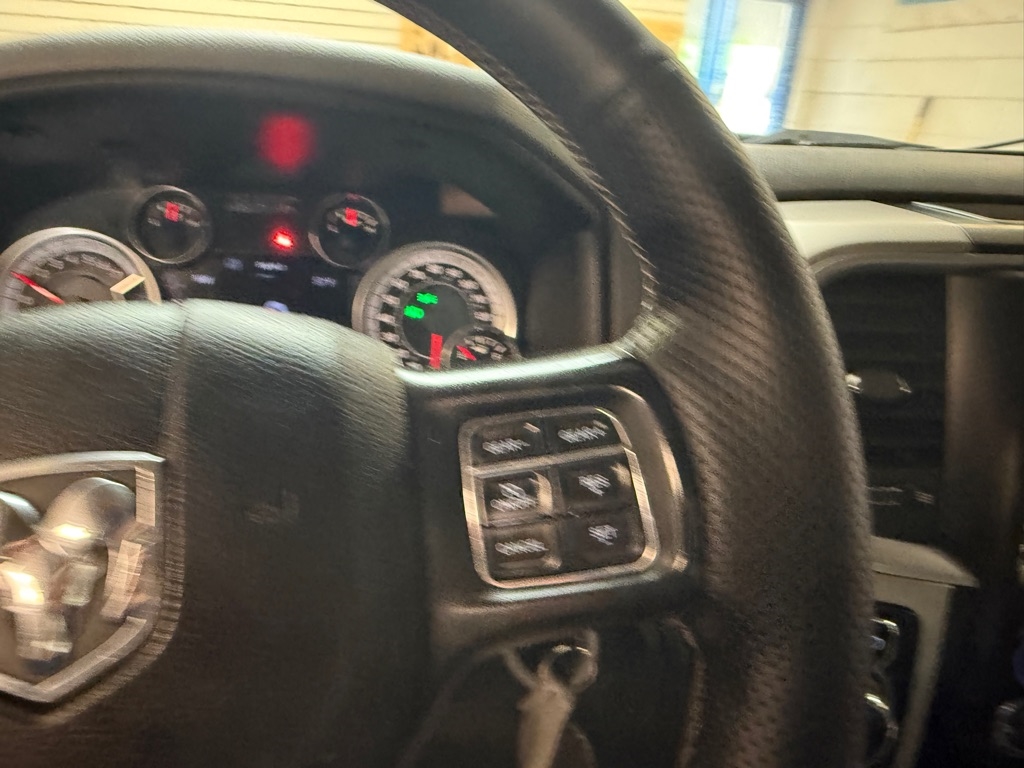 RAM 1500 SLT Crew Cab SWB 4WD 2017 RAM 1500 SLT Crew Cab SWB 4WD 2017