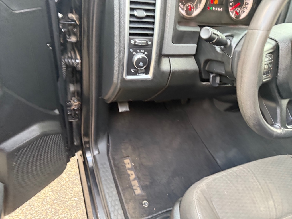 RAM 1500 Classic Tradesman Quad Cab 4WD 2020 RAM 1500 Classic Tradesman Quad Cab 4WD 2020