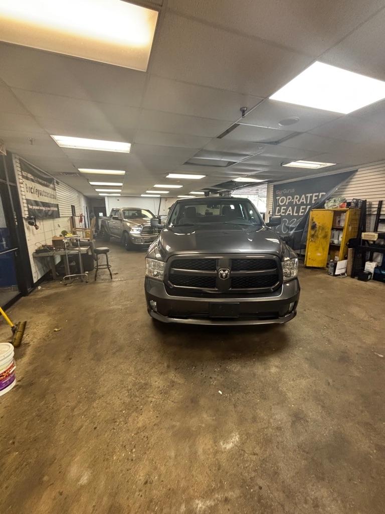 RAM 1500 Tradesman Crew Cab SWB 4WD 2017
