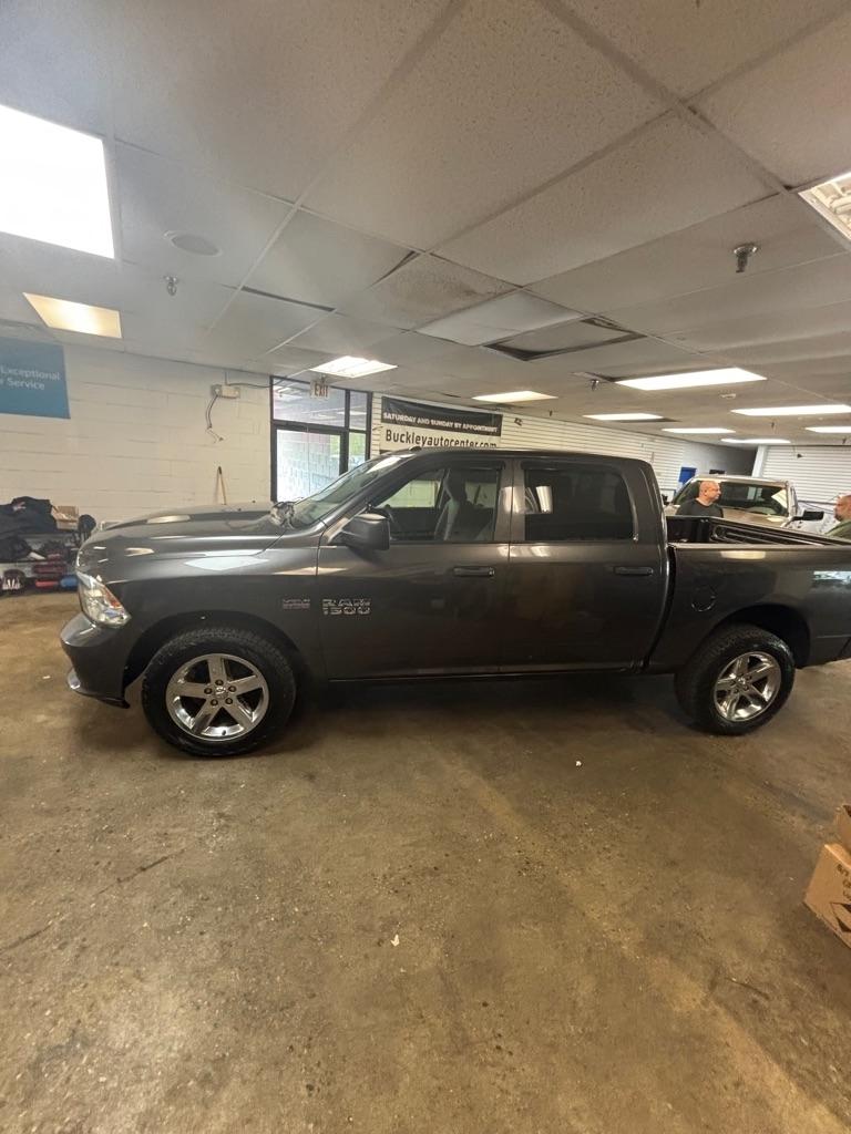 RAM 1500 Tradesman Crew Cab SWB 4WD 2017