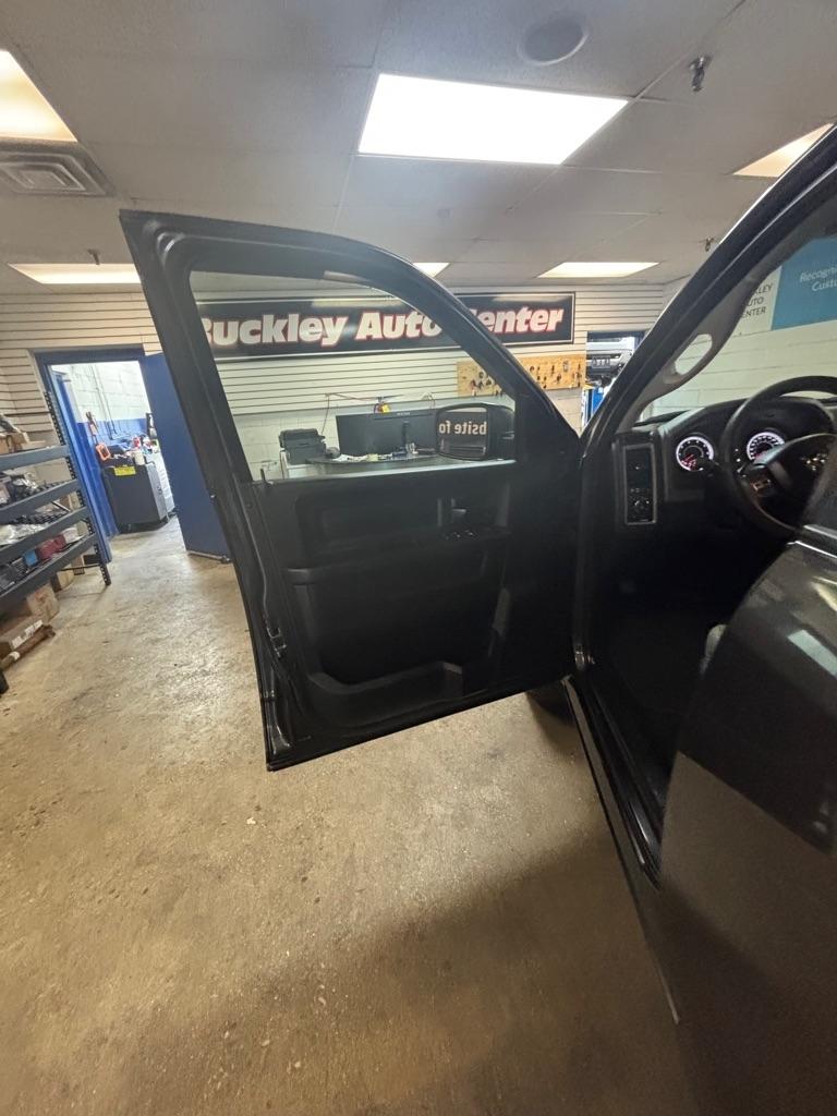 RAM 1500 Tradesman Crew Cab SWB 4WD 2017