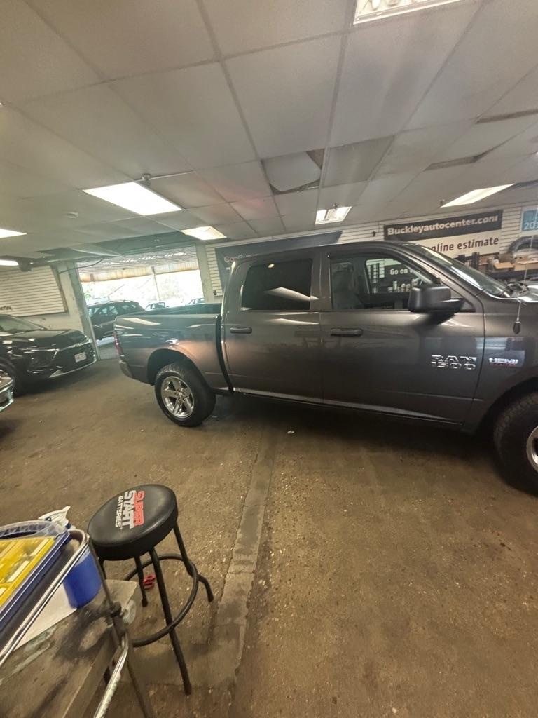 RAM 1500 Tradesman Crew Cab SWB 4WD 2017