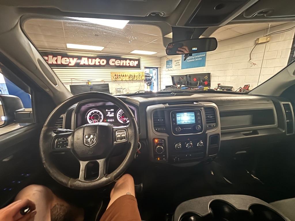 RAM 1500 Tradesman Crew Cab SWB 4WD 2017