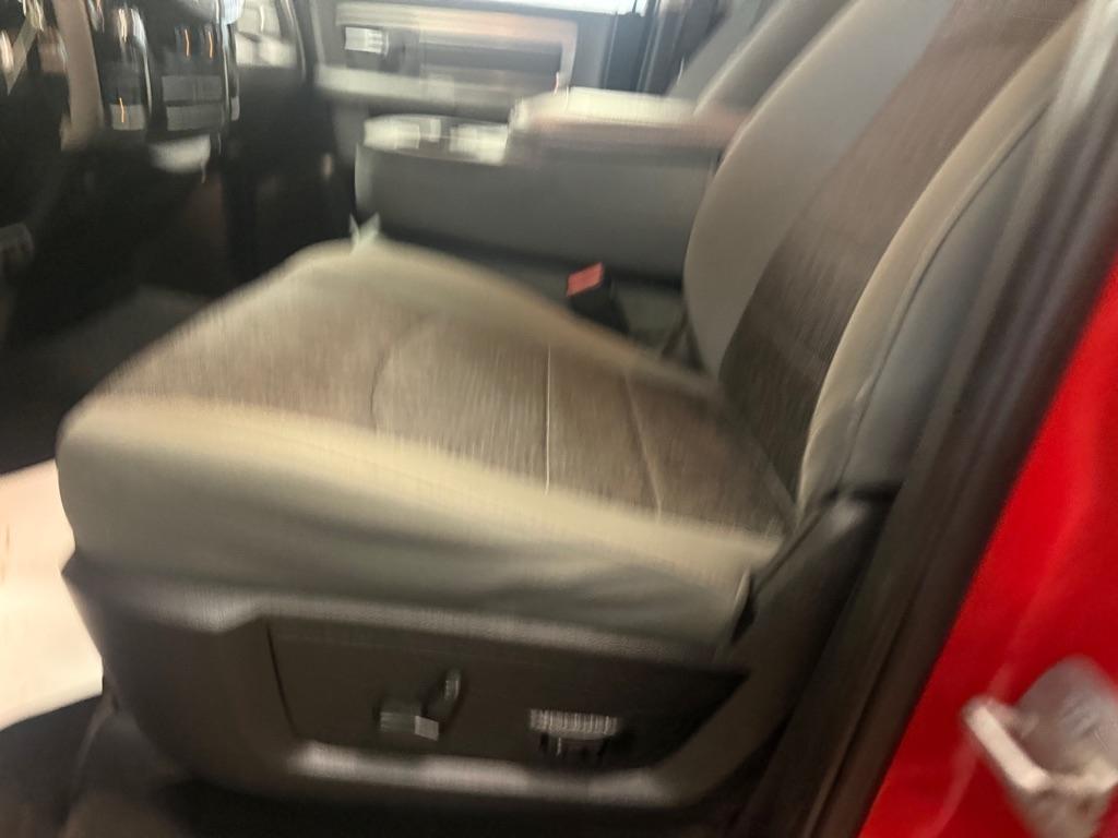 RAM 1500 SLT Quad Cab 4WD 2016