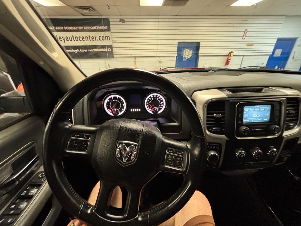 RAM 1500 SLT Quad Cab 4WD 2016