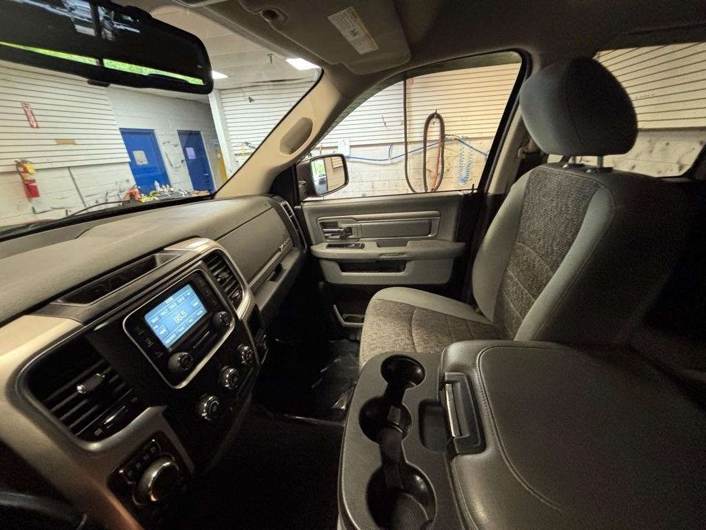 RAM 1500 SLT Quad Cab 4WD 2016