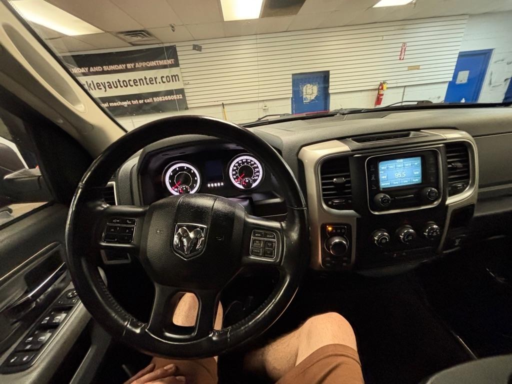 RAM 1500 SLT Quad Cab 4WD 2016