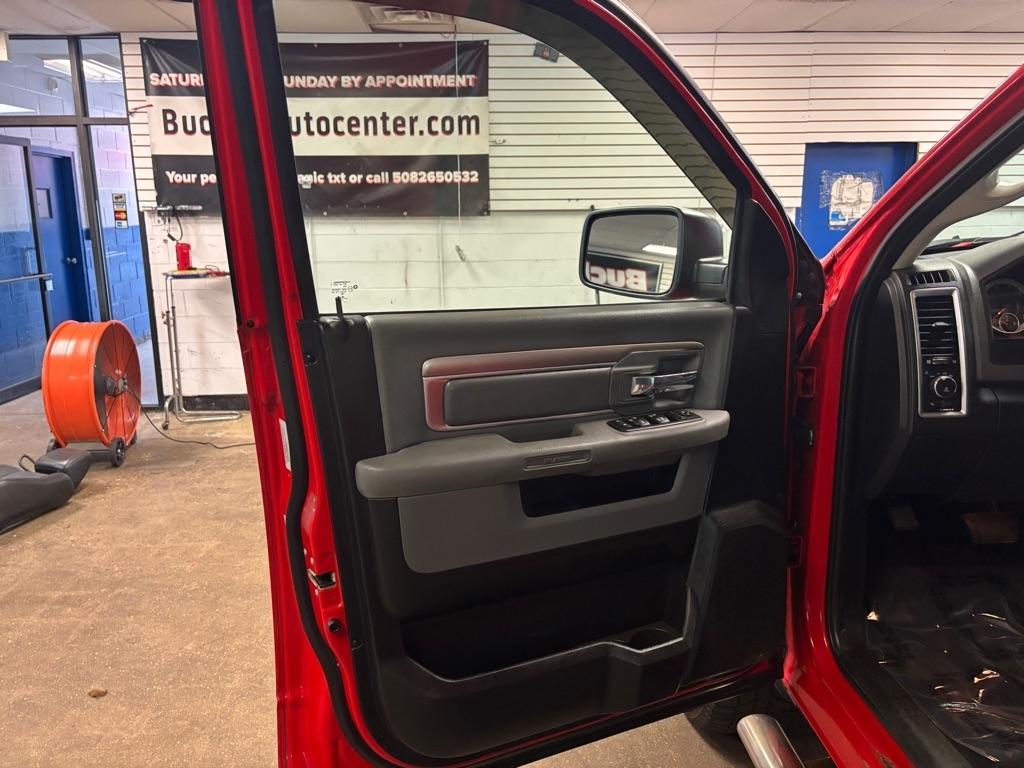RAM 1500 SLT Quad Cab 4WD 2016
