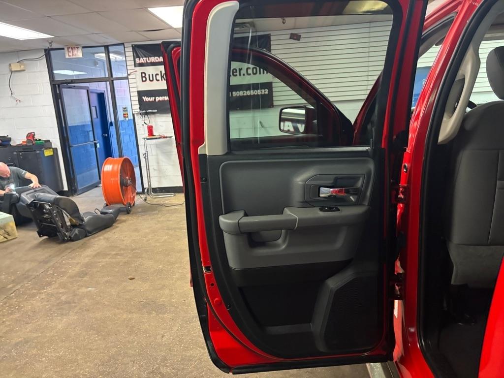 RAM 1500 SLT Quad Cab 4WD 2016
