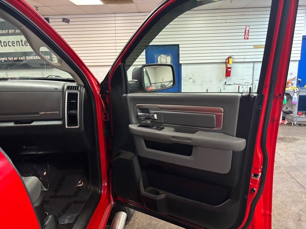 RAM 1500 SLT Quad Cab 4WD 2016