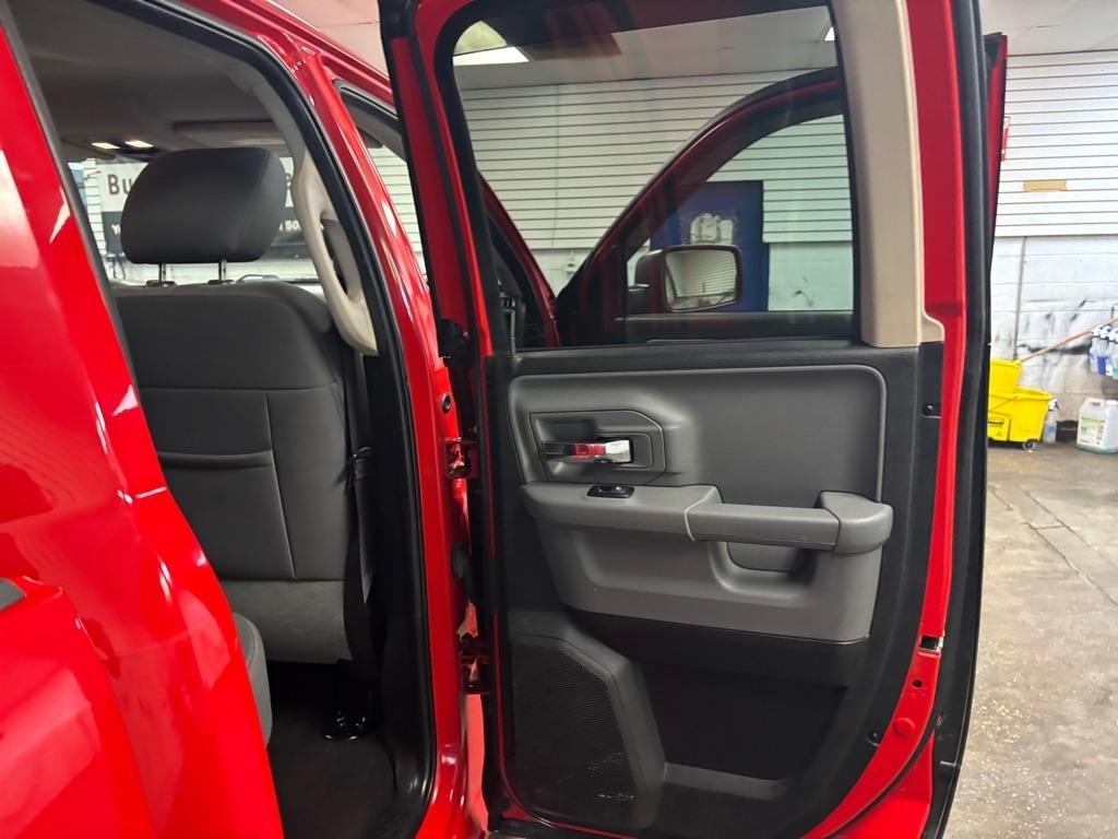 RAM 1500 SLT Quad Cab 4WD 2016