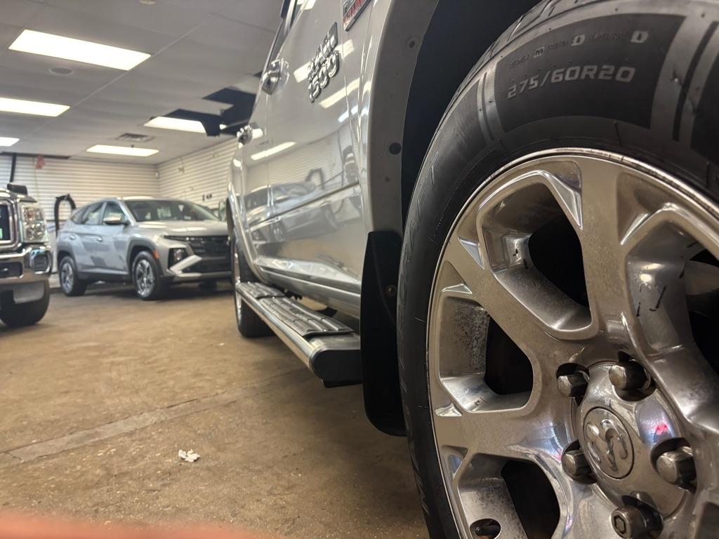 RAM 1500 Laramie Crew Cab SWB 4WD 2015