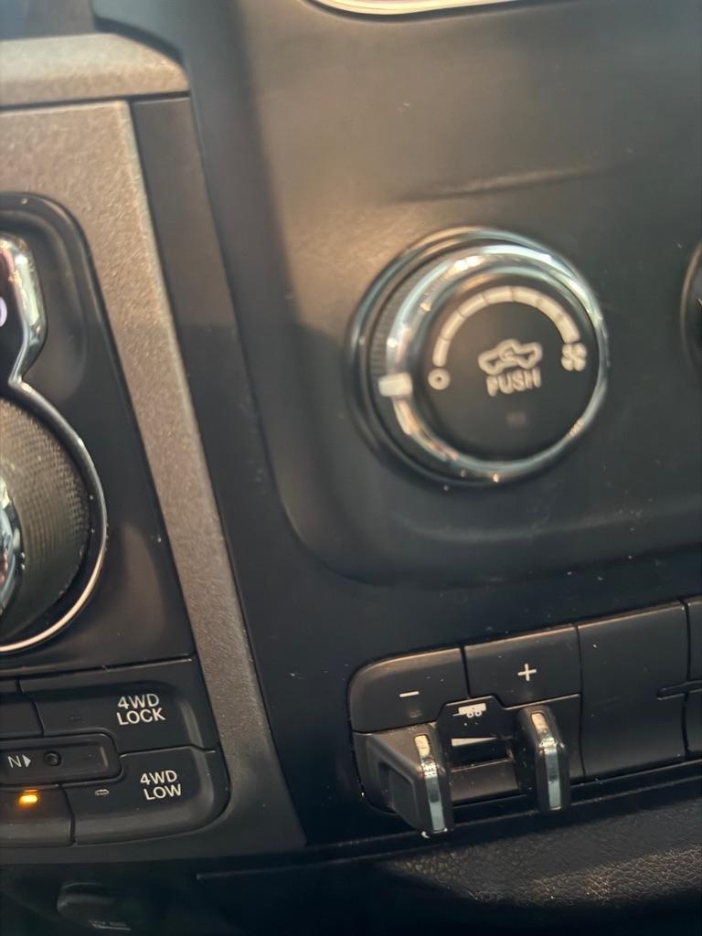 RAM 1500 Tradesman Crew Cab SWB 4WD 2015