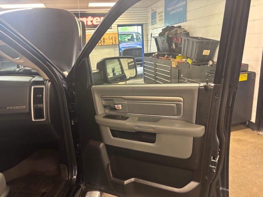 RAM 1500 SLT Crew Cab LWB 4WD 2016
