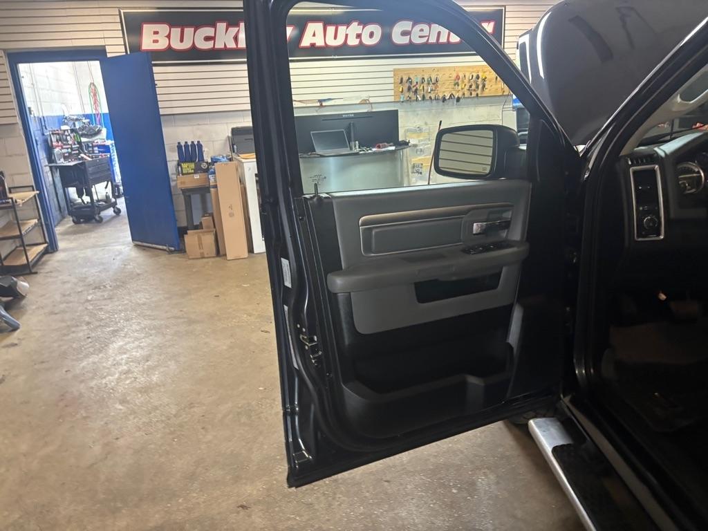 RAM 1500 SLT Crew Cab LWB 4WD 2016