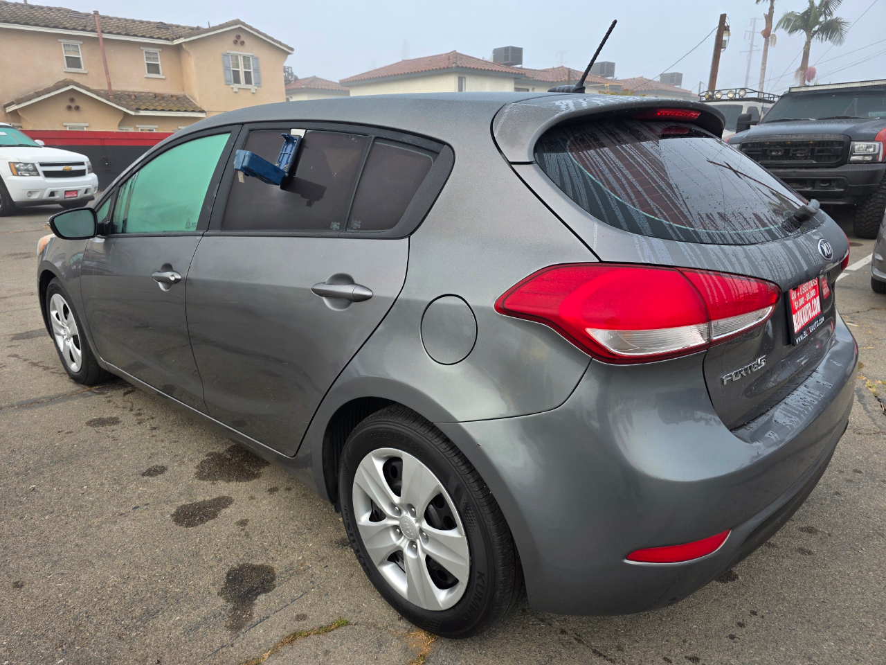 2016 Kia Forte 5-Door LX photo 2